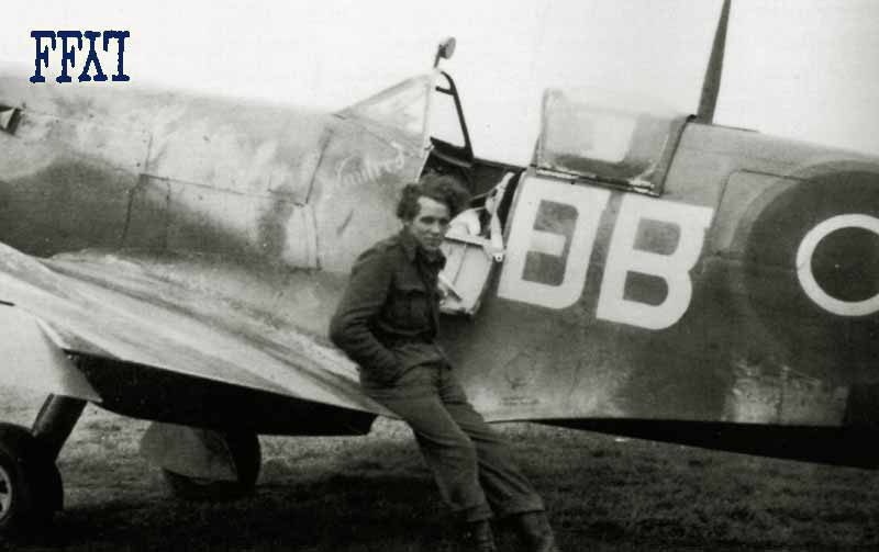Portz with a 411 Squadron Spitfire